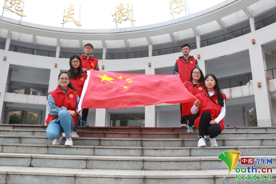 河南高校学子喜迎十九大 奉献青春力量