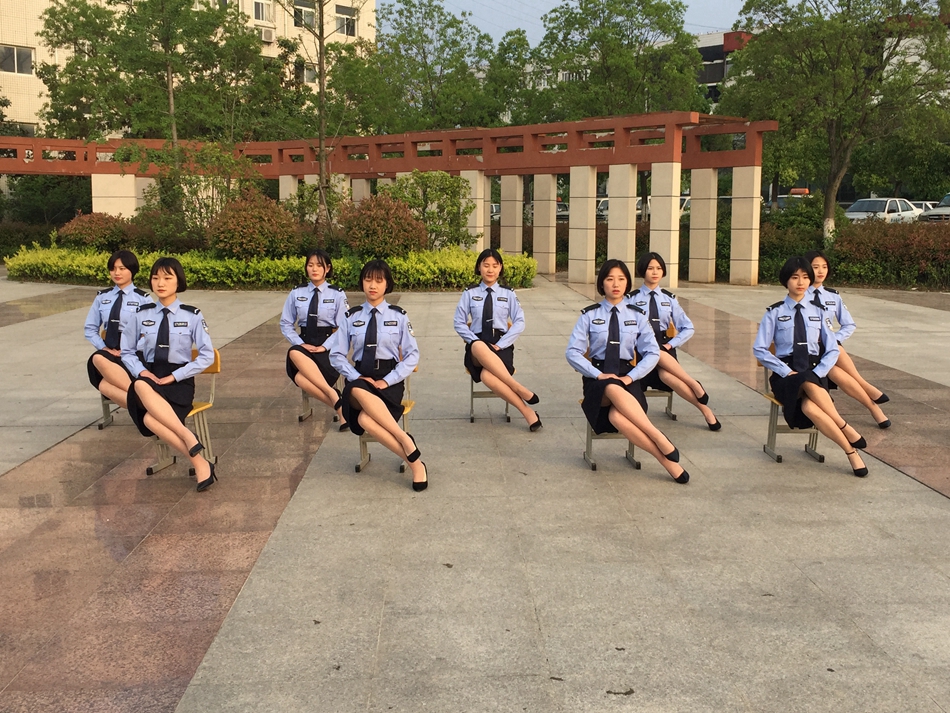 安徽警官职业学院的学生正在进行礼仪练习.中国青年网记者 王龙龙 摄