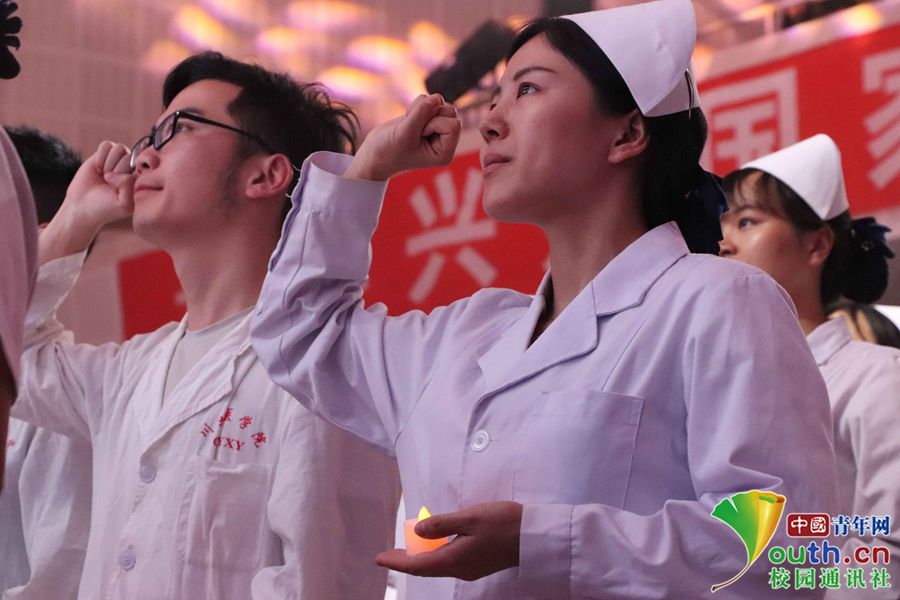 国际护士节 高校为准白衣天使举行授帽宣誓传