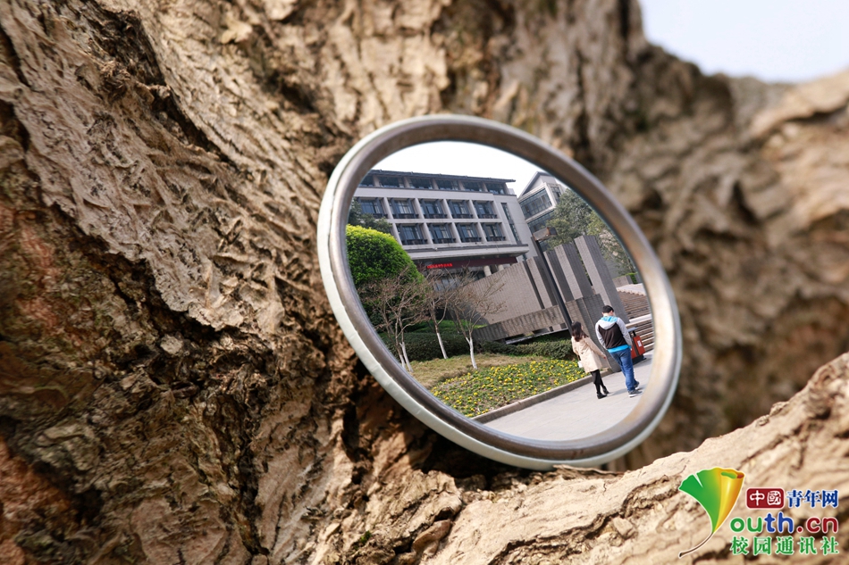 大学生将校园美景装进化妆镜里 镜中美色不胜收