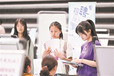 图为天津师范大学学生在双选会现场求职。 新华社记者 李然摄