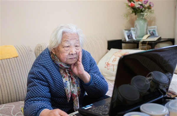93岁奶奶玩网游20多年 家人都很支持玩网游（图）