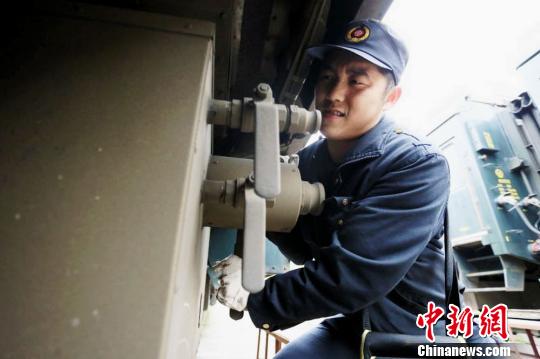 列车“清污人”“吸污人” 用一人脏换得千人净