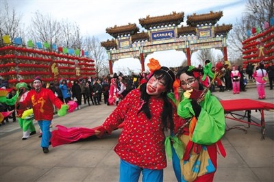 29日，通州运河文化庙会，通州西集镇老庄户村小车会的民间艺人在大风中为游客表演。