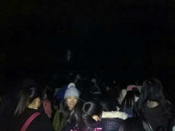 江西农大考研学生提前4天到校，占座大军挤爆教学楼玻璃门