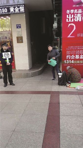 男子乞讨城管举牌诈骗请小心 被搅了局的“行乞者”逃之夭夭