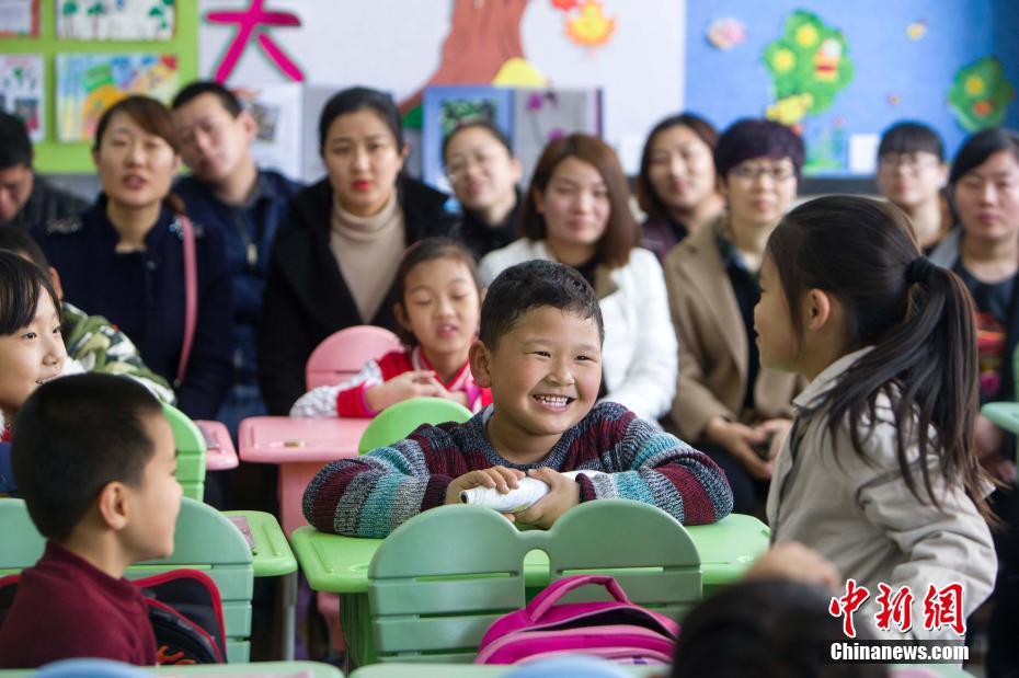 山西太原小学举行开放日 家长与孩子同上一堂课