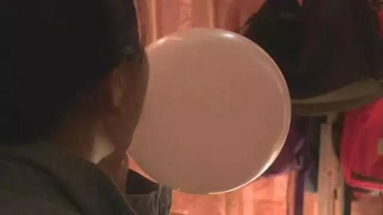 女子吸嗨气球发疯满嘴胡话 “嗨气球”是什么？