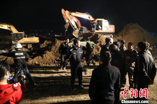 公安、消防、卫生等多部门先后赶赴现场，并调集多辆挖掘机、推土机参与现场救援。