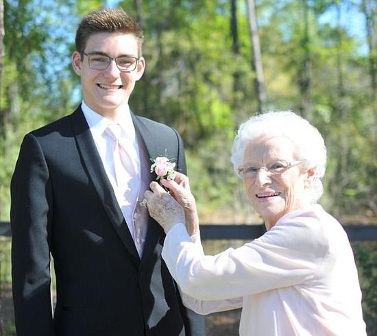 美高中生邀请93岁高龄祖母当其毕业舞会舞伴
