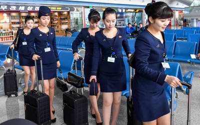 惊艳！朝鲜空姐新版制服亮相机场 装扮自然干练