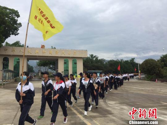 300余名中缅学生行走中缅边境延续胞波情谊