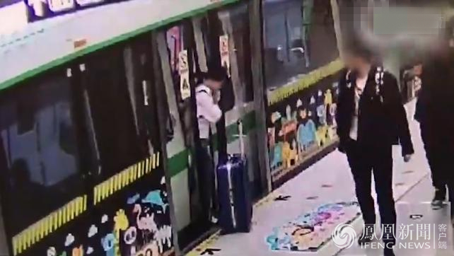 危险!女乘客强扒地铁门下车 地铁:切勿与屏蔽门“开玩笑”(
