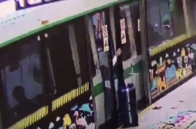 危险!女乘客强扒地铁门下车 地铁:切勿与屏蔽门“开玩笑”(