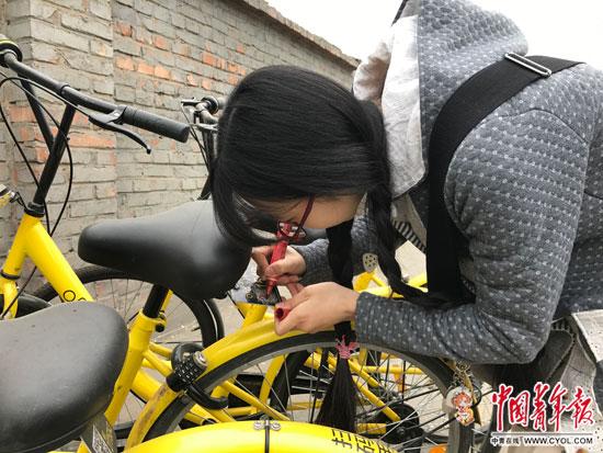 共享单车频遭破坏 90后女生手绘修补车牌