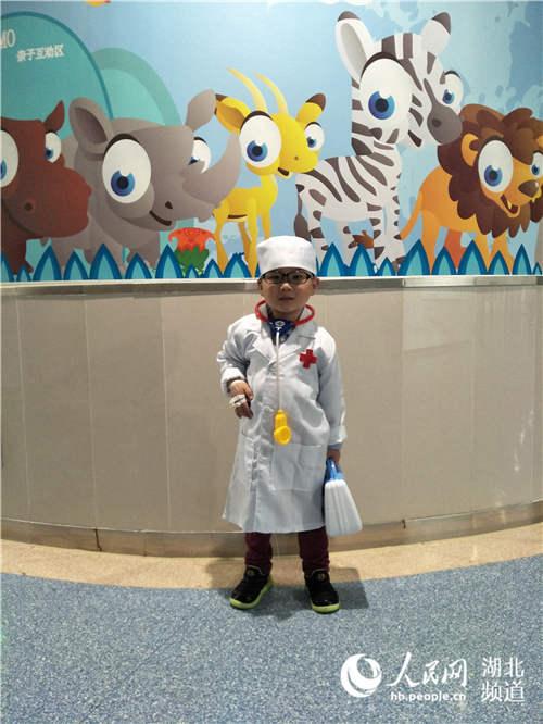 3岁小男孩生病住院 扮医生给人"瞧病"