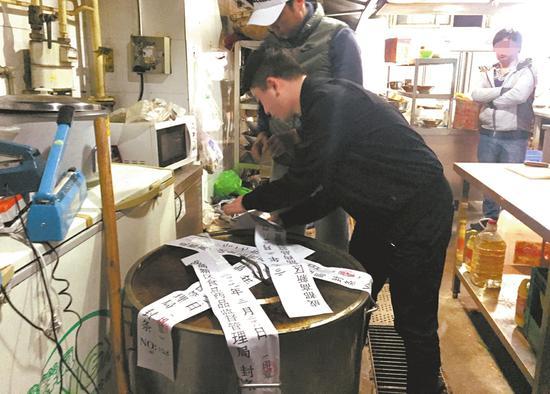 成都老火锅店被查 查获900公斤老油10人被刑拘