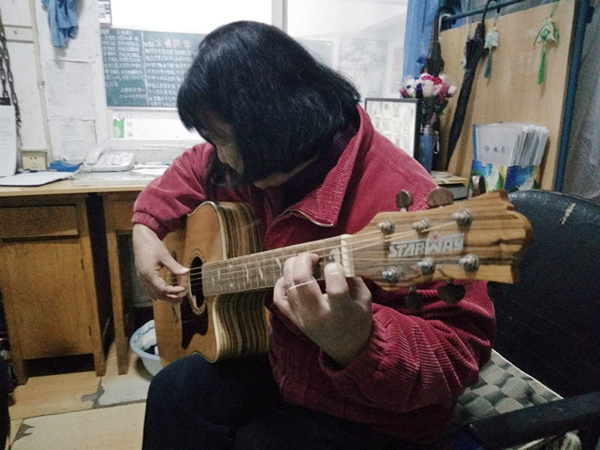 武汉最文艺宿管阿姨零基础学吉他弹唱,两届学