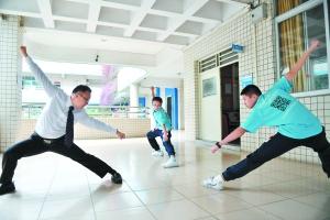 潘锦文和学生演练梅花拳套路。