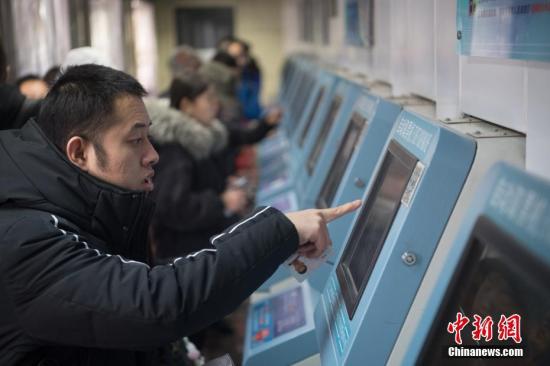 1月4日，山西太原火车站，使用网络购票的旅客在自动取票机上领取火车票。<a target='_blank' href='http://www.chinanews.com/' _fcksavedurl='http://www.chinanews.com/'></table>中新社</a>记者 韦亮 摄