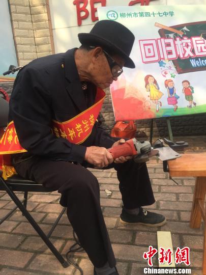 3月10日，广西柳州机车车辆厂的79岁退休职工张志林为市民提供免费磨刀服务。　周潇男 摄