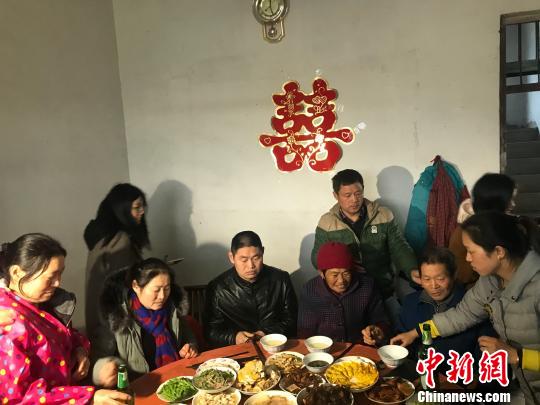 家人们围绕在俞中良身边，他们准备了一桌好菜欢迎俞中良回家 郭文锐 摄