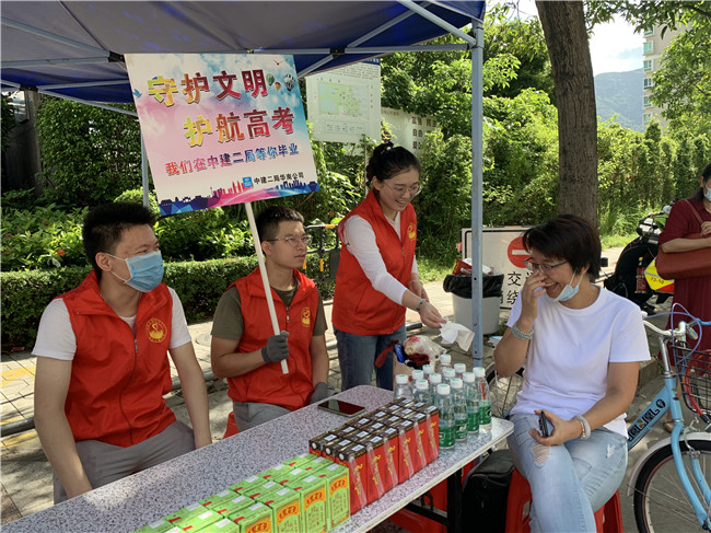 |“守护文明·护航高考”活动为高考家长和警务人员送上夏日饮品