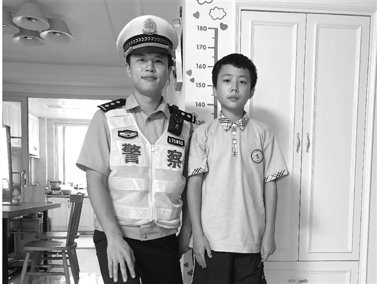 交警|阿姨不戴头盔还当街发飙 男孩给出“唐僧式”教育