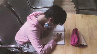 晨晨|脑瘫少女治疗间隙抓紧学习：你努力学习的样子真美！