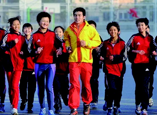 柏剑(中)和他的孩子们.