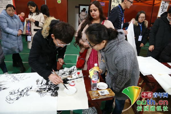 河南高校举办传统文化进校园活动 吸引外国友