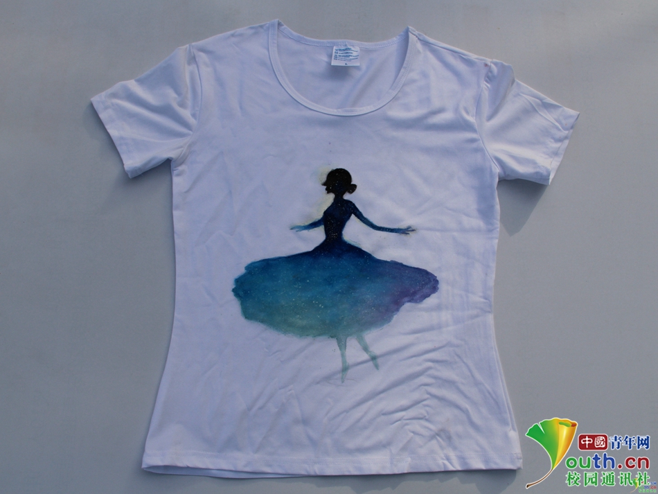 四川一高校大学生彩绘t恤义卖用画笔献爱心