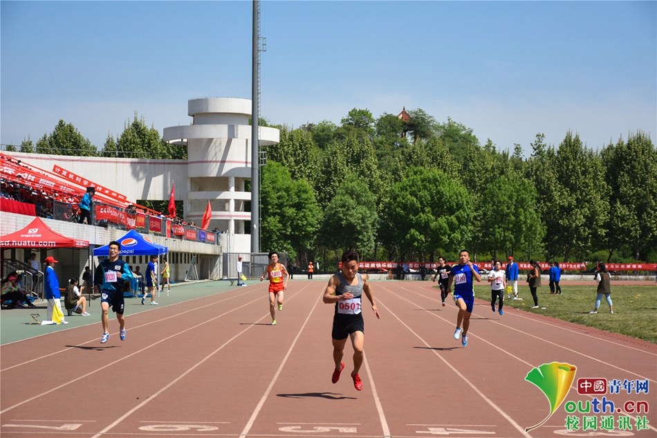 06 参加200米跑步比赛的同学正向着终点进发.