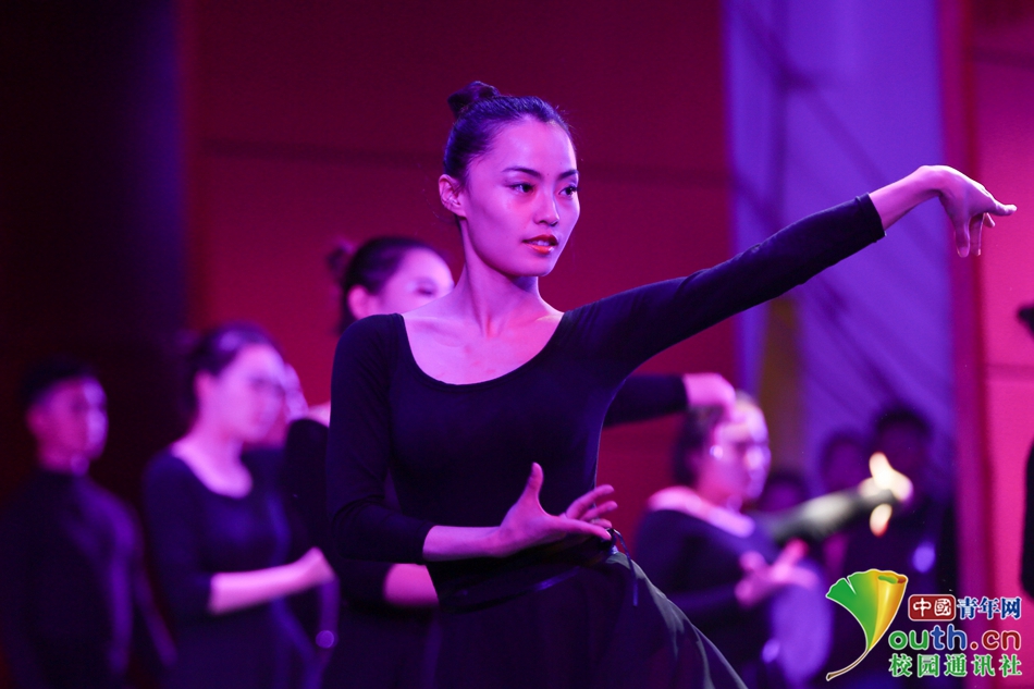 江苏一高校体育舞蹈专业毕业生用舞姿为大学谢幕