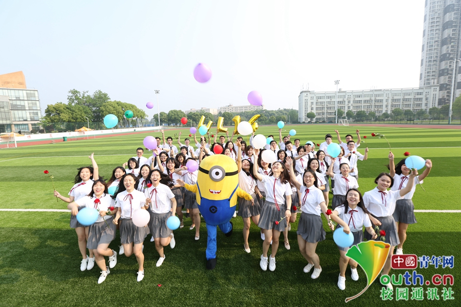 高校学子拍创意毕业照定格如歌青春