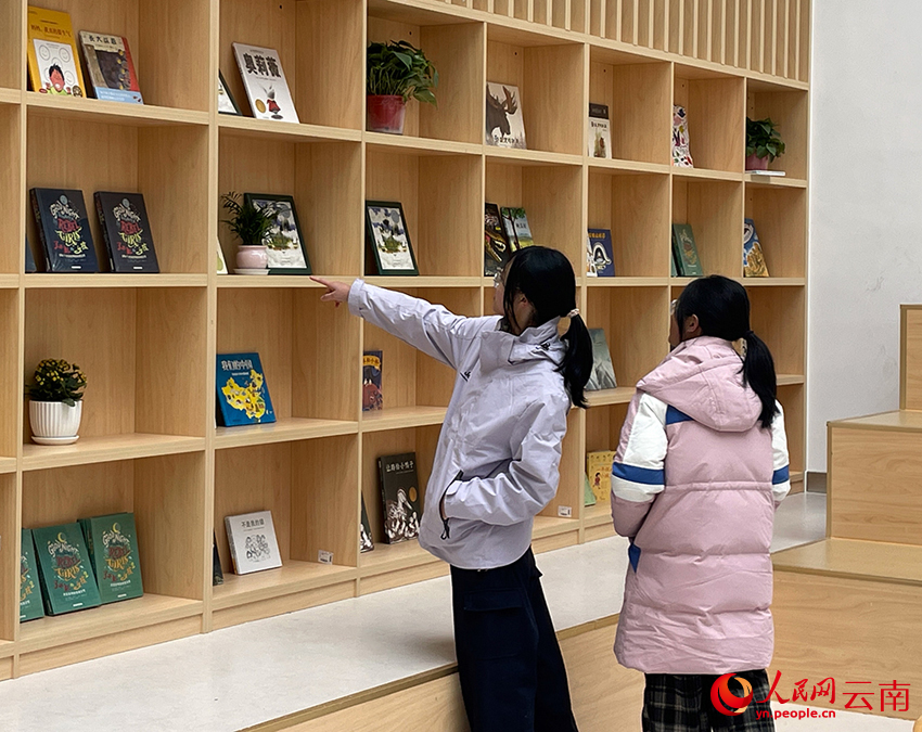 【3】孩子们挑选书籍。人民网记者-程浩摄