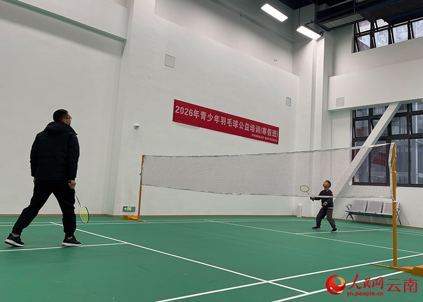 【4】一位家长正和孩子打羽毛球。人民网记者-程浩摄