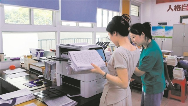 教师使用智能批阅机将考试结果整理为学情报告。 受访单位供图